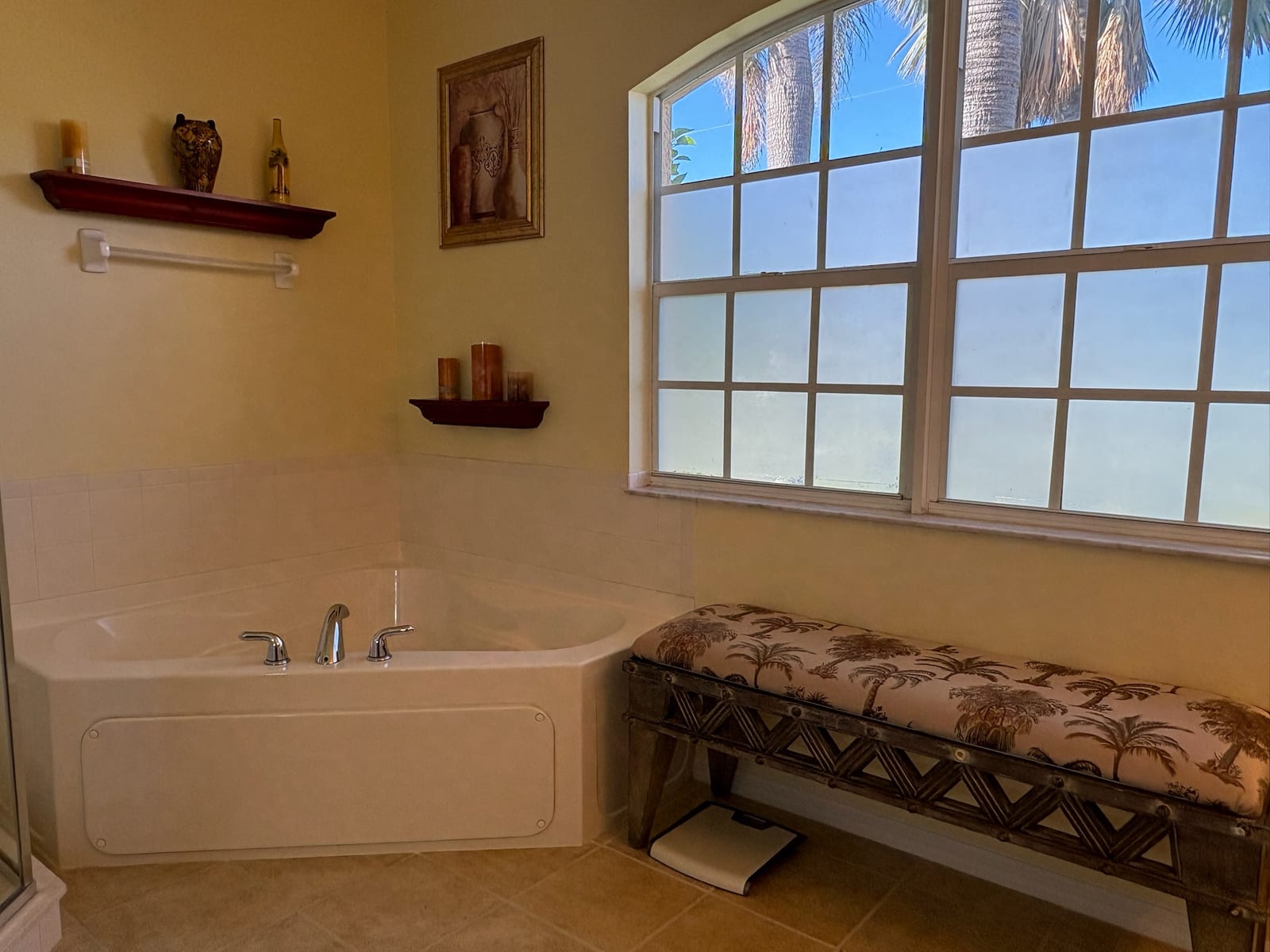 Cape Coral - Bathroom corner tub with window
