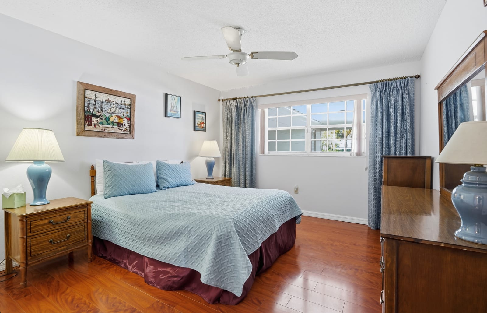 Bradenton - Bright bedroom with ceiling fan