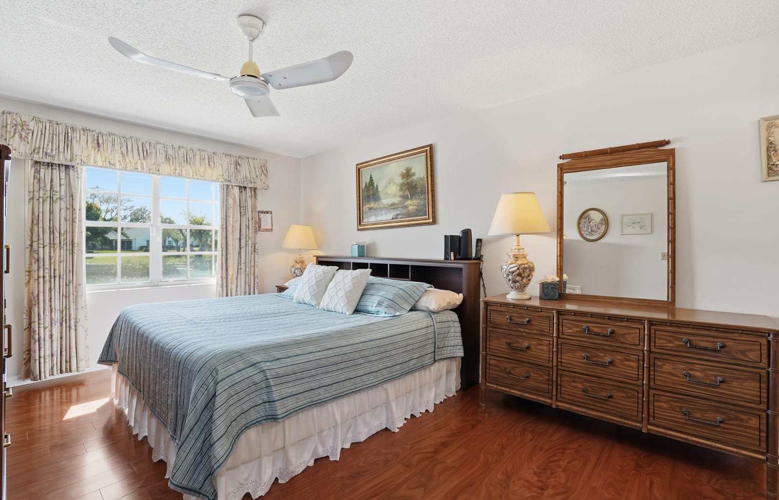 Bradenton - Bedroom with wooden furniture