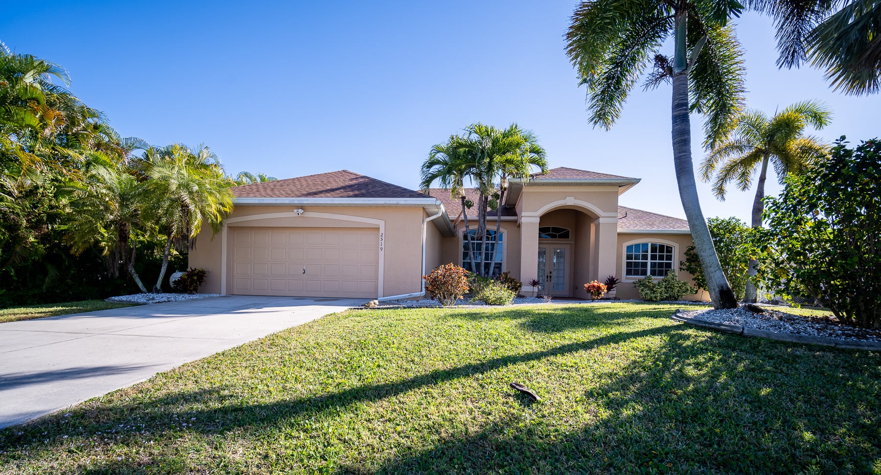 Cape Coral - Palm tree lined property