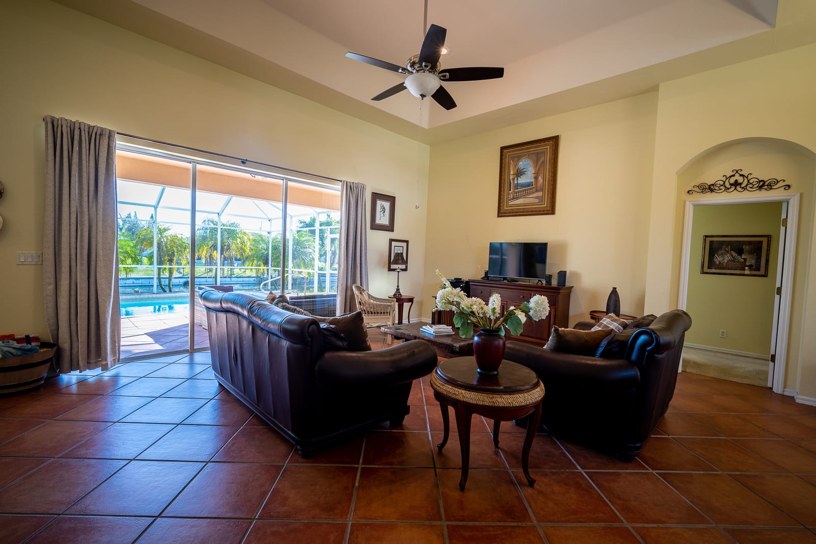Cape Coral - Living area overlooking pool