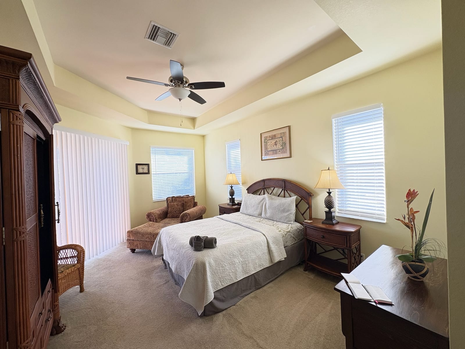 Cape Coral - Master bedroom with tray ceiling
