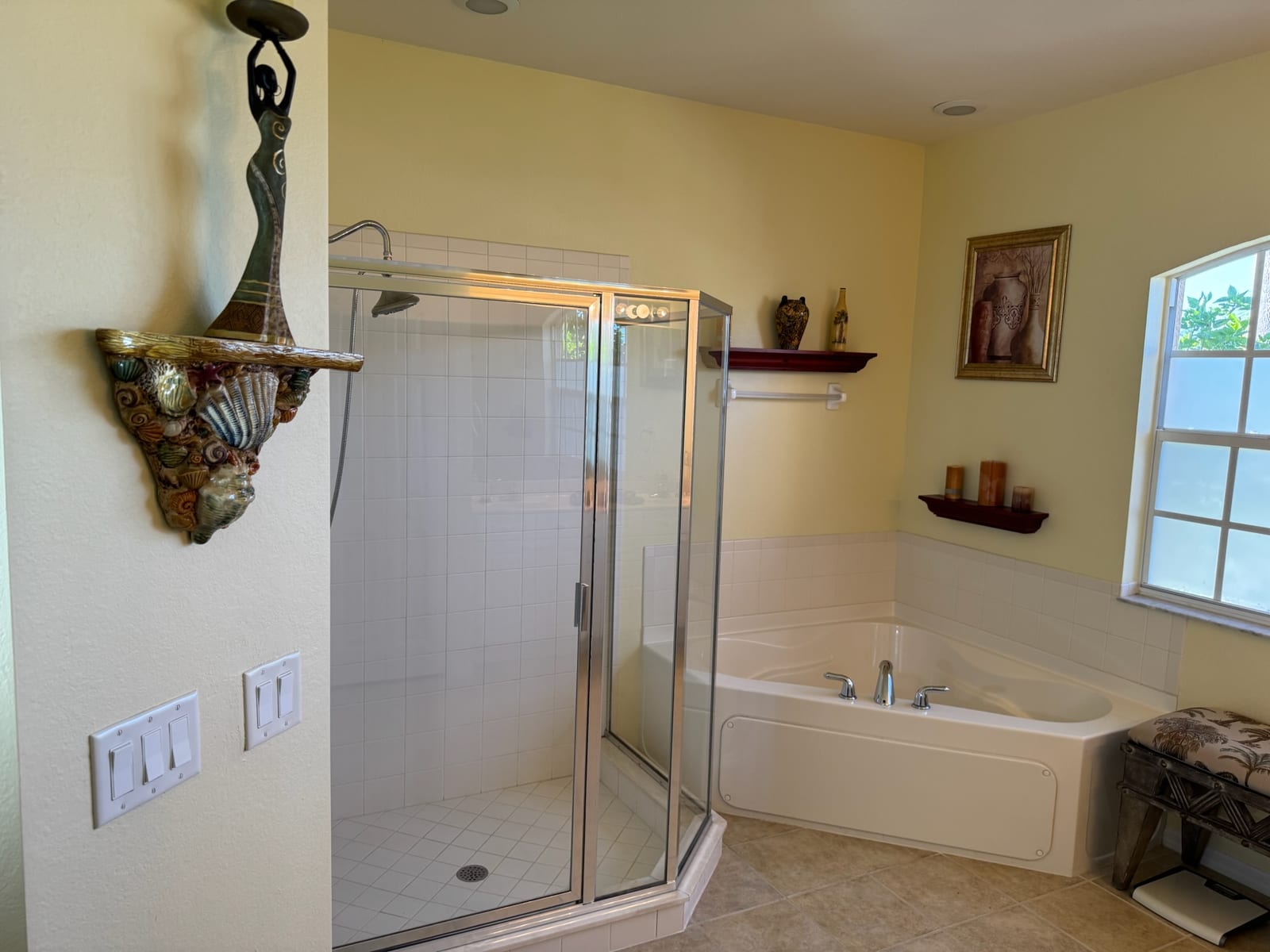 Cape Coral - Modern bathroom with shower and bathtub