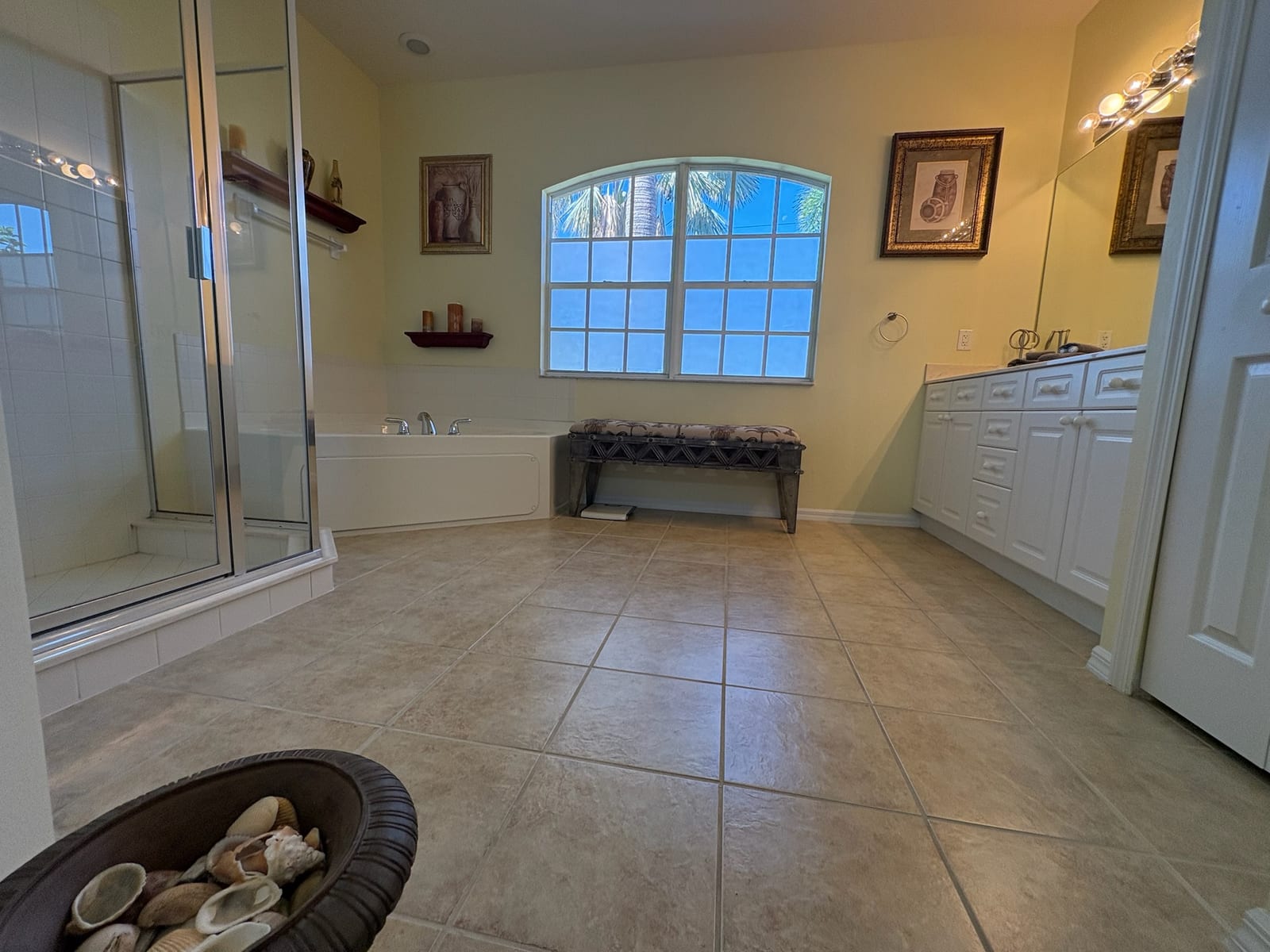Cape Coral - Spacious master bathroom