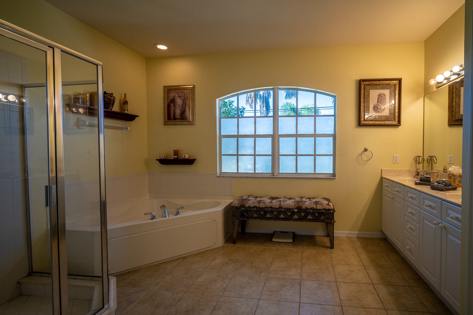 Cape Coral - Spacious master bathroom