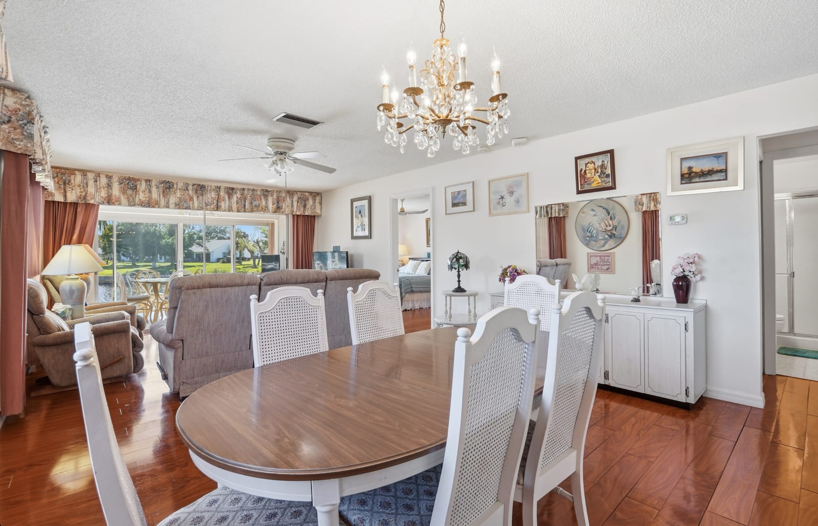 Bradenton - Traditional dining room with chandelier