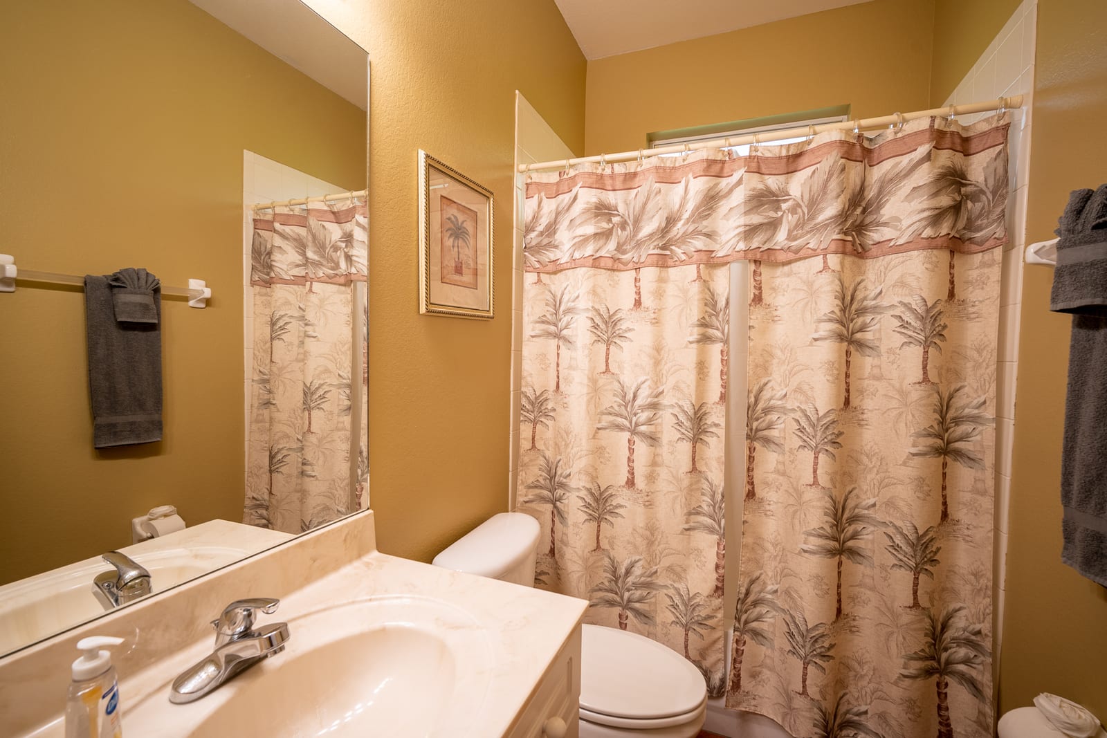 Cape Coral - Tropical bathroom interior