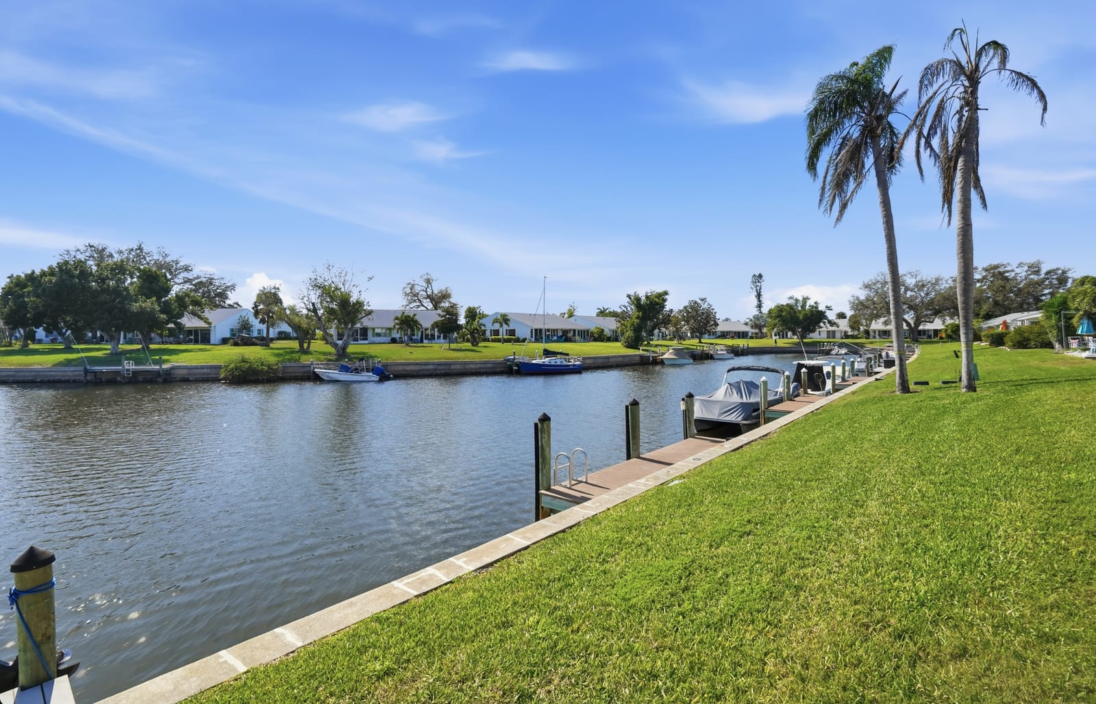 Bradenton - Canal homes with boats