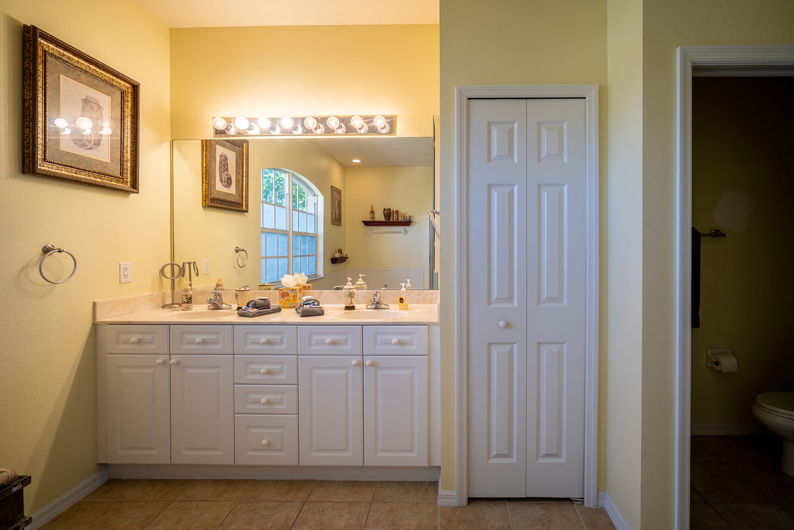 Cape Coral - Bathroom vanity with mirror