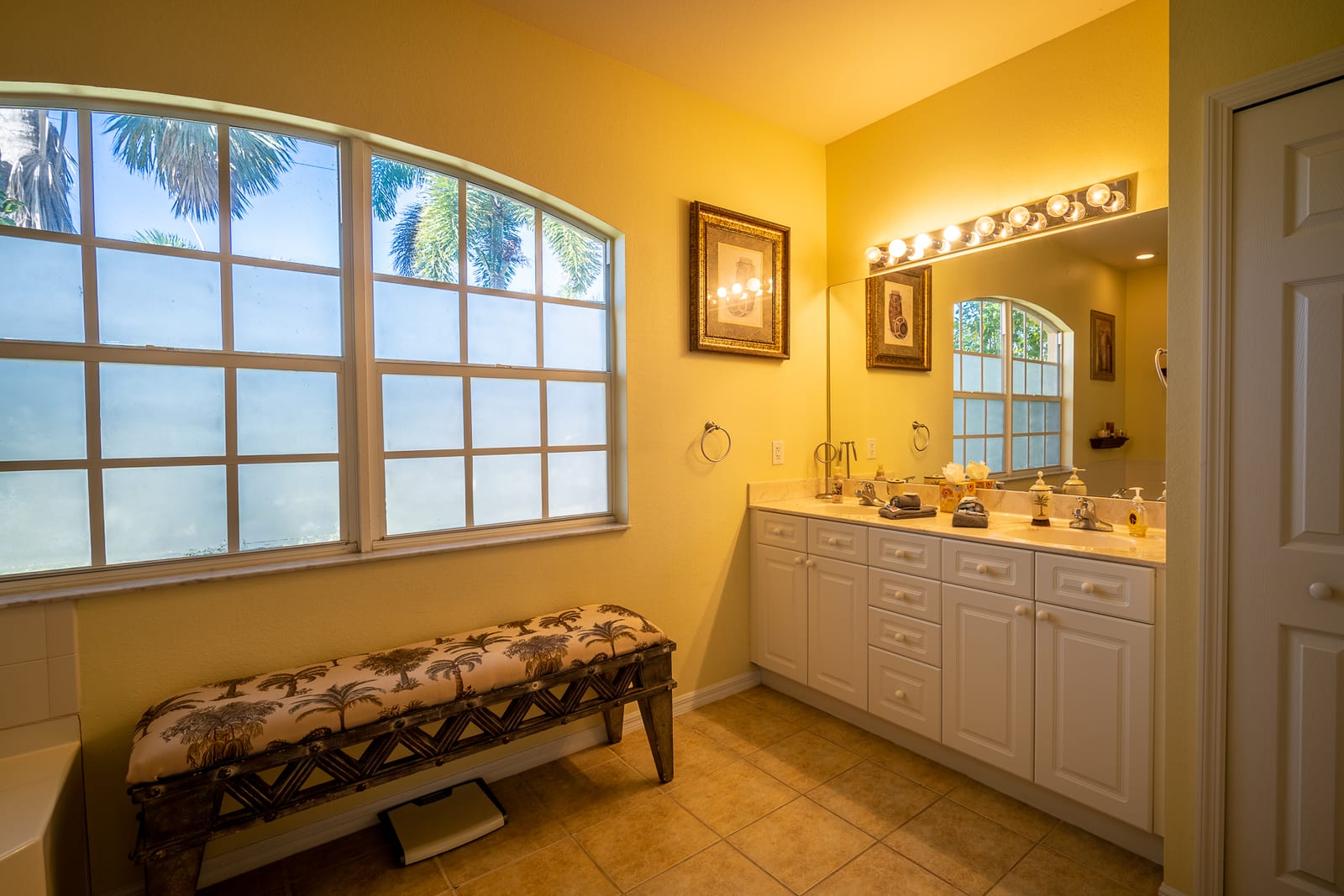 Cape Coral - Yellow bathroom vanity