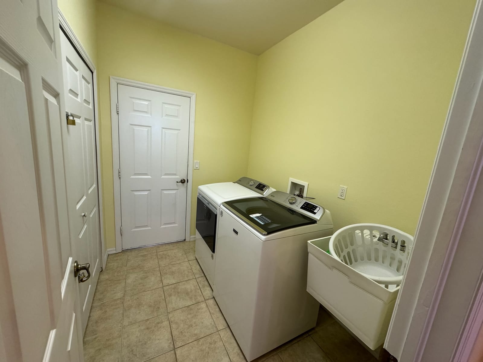 Cape Coral - Bright yellow laundry room